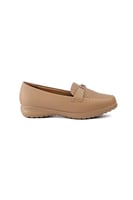 حذاء كعب متوسط طبي انيق ومريح يتوسطه شريط جلدي مزي...