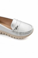 حذاء فلات طبي كاجوال مغلق بلمعة يتوسطه حزام جلدي ع...