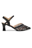 حذاء كلاسيكي بكعب عرض متوسط وتصميم تايغر مميز