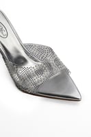 حذاء كلاسيكي مفتوح بمقدمة شفافة رفيعة مزينة باللؤل...