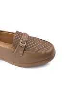 حذاء كعب متوسط طبي انيق ومريح مغلق يتوسطه شريط جلد...