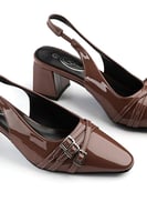 حذاء كلاسيكي بمقدمة مدببة وأحزمة و كعب سميك وحزام...