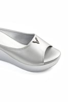 حذاء كعب ميول طبي انيق بمقدمة جلدية بتوسطها قطعة م...