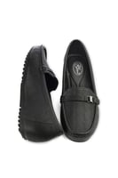 حذاء فلات طبي كاجوال مغلق يزينه حزام جلدي مزود بست...