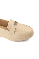 حذاء كعب متوسط طبي انيق ومريح يتوسطه شريط جلدي مزي...