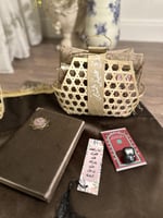 سلة خوص مع شريطة جلد