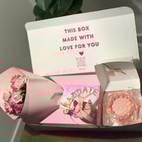 بوكس الورد + كيك ٤ إنش