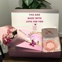 بوكس الورد + كيك ٤ إنش