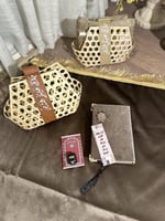 سلة خوص مع شريطة جلد