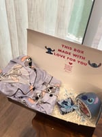 بجامة ستيتش وجوارب وكوب