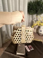 سلة خوص مع شريطة جلد