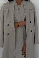 طقم عباية بليزر مع فستان .. بيج فاتح كتان