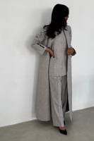 طقم 3 قطع عباية بليزر مع بدلة رسمية لون رمادي فاتح...