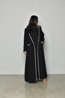 بليزر عباه مبطن بالكامل اسود بتحديد اوف وايت