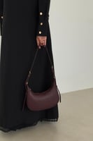 عباية بليزر مبطن أسود بأزارر ذهبية باطراف دانتيل