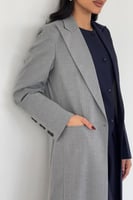 عباية بليزر رمادي مقلم فاتح مع دمج كحلي سادة