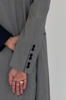 عباية بليزر رمادي مقلم فاتح مع دمج كحلي سادة