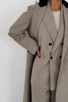 طقم 3 قطع عباية بليزر بيج مقلم مع بدلة رسمية