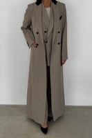 طقم 3 قطع عباية بليزر بيج مقلم مع بدلة رسمية