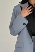 بليزر عباه مبطنة ازرق فاتح بياقة لون اسود