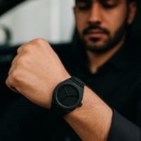 ساعة ارقام عربية سير كاربون بلون الاسود K033