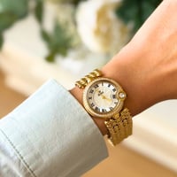 ساعة نسائية مميزة ذهبي مينا ابيض f120