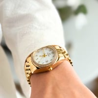 ساعة نسائية فاخرة ستيل ذهبي ومينا ابيض EV2242