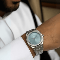 ساعة ارقام عربية ستيل فضي ومينا سماوي VLA02156