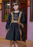 فستان اسود بشعار يوم التأسيس