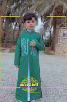 دقلة العلم السعودي للأطفال لليوم الوطني