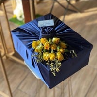 بوكس تغليف قماش مع باقه ورد تغليف خاص للملابس