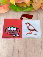 أبيض و أسود و أحمر - كتاب قماش