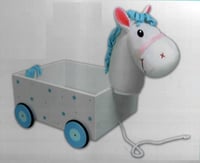 عربة على شكل حصان ازرق