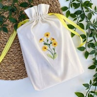 أكياس هدايا مطرزة تطريز يدوي