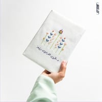 غلاف مصحف مطرز يدويًا – تصميم هدى