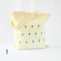 حقيبة قماشية مطرزة يدويًا – مناسبة للهدايا