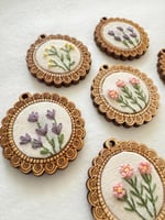 سلاسل مفاتيح تطريز يدوي