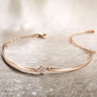 طقم ساعة و 2 سوار لون روز وردة كلوفر وسوار مميز مو...