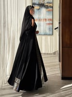 عباية كريب اسود مع تطريز ذهبي مع فستان عباية بخط ت...