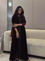 عباية مخمل عنابي غامق مع أكمام سترتش نص كلوش