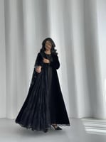 عباية مخمل اسود مع دانتيل طبقات