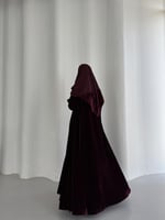 عباية مخمل عنابي غامق سادة مع فستان مخمل مقل )