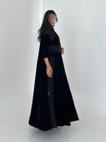 عباية مخمل مع دانتيل مشغول