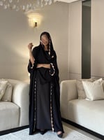 عباية بلاك بيري أسود مع كلفة ورد ملون نص بشت