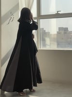 عباية دبل كلوش كتان اسود مع سبعات كريب مغسول رمادي