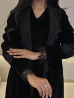 بليزر مخمل واقف اسود مع دانتيل ربع كلوش