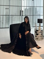 عباية مخمل مع تكسير وتطريز وشك