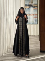 عباية كريب اسود مع تطريز ذهبي مع فستان عباية بخط ت...