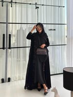 عباية مخمل مع تكسير وتطريز وشك