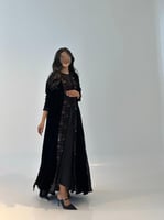 عباية مخمل مع تكسير وتطريز وشك